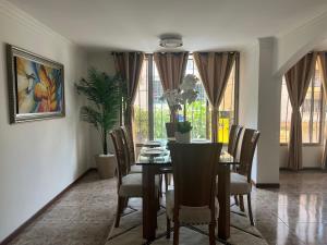 a dining room with a dining table and chairs at Apartamento en el ingenio 2 in Cali