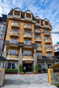 un bâtiment jaune avec des balcons sur son côté dans l'établissement Hotel Hidden Kingdom, à Pokhara
