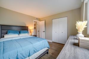 Un dormitorio con una gran cama azul con almohadas azules en Renovated Munster Condo - 15 Mi to Lake Michigan!, en Munster