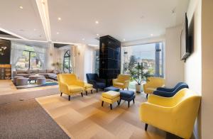 uma sala de espera com cadeiras amarelas e azuis em Stillus Boutique Dalat Hotel em Da Lat