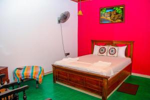Rúm í herbergi á Sigiri Nisala Villa