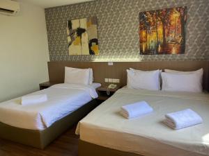 Llit o llits en una habitació de Hotel DarulMakmur Jerantut