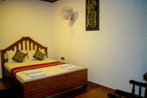 Rúm í herbergi á Sigiri Nisala Villa