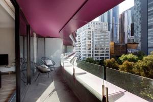 een balkon met uitzicht op de stad bij Experience the Buzzing Swanston Locale from QV in Melbourne