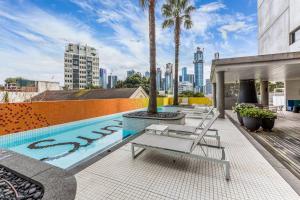een zwembad op het dak van een gebouw bij Vibrant Inner-City Living with Luxe Rooftop Pool in Melbourne