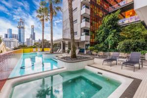 een zwembad op het dak van een gebouw bij Vibrant Inner-City Living with Luxe Rooftop Pool in Melbourne