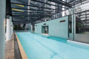 een groot zwembad in een gebouw bij Cradle the Clouds - Southbank Stay with Parking in Melbourne