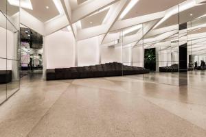 een lobby met een bank in het midden van een gebouw bij Flagstaff Chic - A Refreshing Balcony Retreat in Melbourne