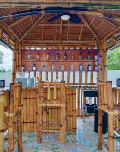 - un bar dans un bâtiment en bois avec des chaises en bois dans l'établissement JOE'S CASTLE, à Sagbayan