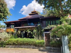 Una casa con una pagoda encima. en Seed Villa·Nimman Thai Local Lanna garden villa, en Chiang Mai