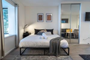 een slaapkamer met een groot bed in een kamer bij 'Zen Boutique' A Well-connected Studio with Parking in Sydney