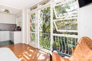 Et sittehjørne på Leafy Paddington Studio with Harbour Views