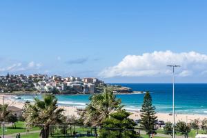 vista su una spiaggia con palme e sull'oceano di Bondi Beachfront Lifestyle - Ocean Views and Parking a Sydney