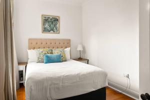 Postel nebo postele na pokoji v ubytování 'Two of a Kind' Heritage Stay with Harbour Views