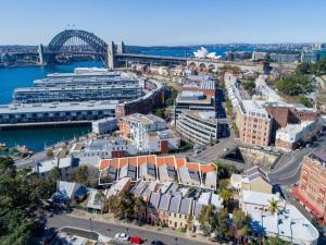 una vista aérea de una ciudad con un crucero en Harbourfront meets Heritage Chic near Barangaroo, en Sídney