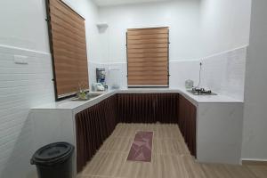 uma cozinha com um lavatório e um balcão com uma janela em Tokiku Homestay Paka unit B em Paka