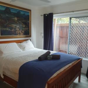1 dormitorio con 1 cama y ventana grande en Guesthouse in pacific paradise, en Pacific Paradise 