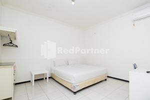 Postel nebo postele na pokoji v ubytování Dukuh Kupang Residence Mitra RedDoorz
