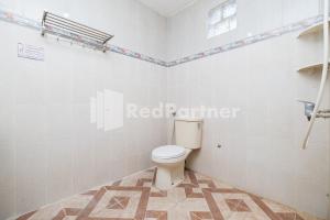 Koupelna v ubytování Dukuh Kupang Residence Mitra RedDoorz
