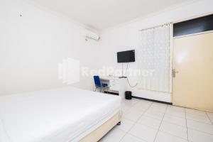 TV a/nebo společenská místnost v ubytování Dukuh Kupang Residence Mitra RedDoorz + 7 fotografií