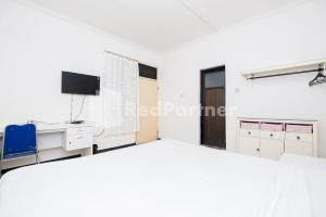 Postel nebo postele na pokoji v ubytování Dukuh Kupang Residence Mitra RedDoorz