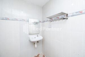 Koupelna v ubytování Dukuh Kupang Residence Mitra RedDoorz