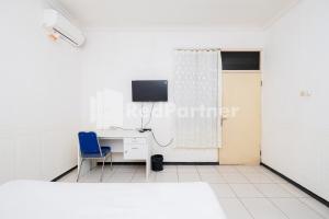 TV a/nebo společenská místnost v ubytování Dukuh Kupang Residence Mitra RedDoorz