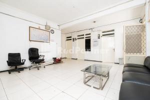 Posezení v ubytování Dukuh Kupang Residence Mitra RedDoorz