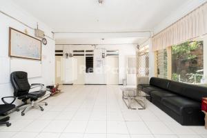 Posezení v ubytování Dukuh Kupang Residence Mitra RedDoorz