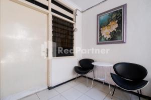 Fotografie z fotogalerie ubytování Dukuh Kupang Residence Mitra RedDoorz v destinaci Surabaja