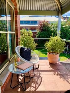 eine Terrasse mit einem Tisch und 2 Stühlen auf einer Terrasse in der Unterkunft Luxury Inner City Townhouse in Bendigo