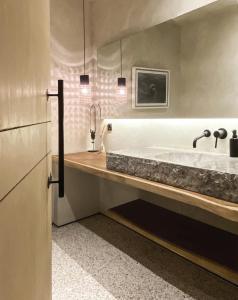 een badkamer met een groot bad en een wastafel bij Sandhouse Berawa in Canggu +21 foto's