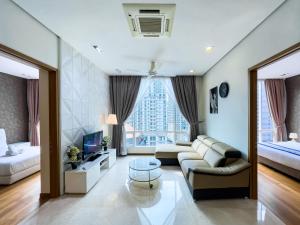 Soho suites klcc by Homestay في كوالالمبور: غرفة معيشة بها أريكة وسرير +23 صورة