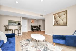 een woonkamer met een blauwe bank en een tafel bij Tranquil 3BR Getaway:Modern in Houston