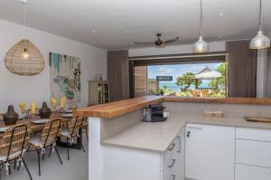 cocina con mesa y sillas y comedor en Beach Villa Mauritius, en Roches Noires