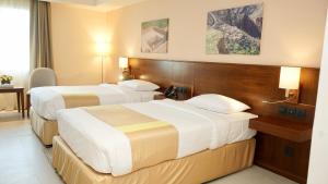 um quarto de hotel com duas camas num quarto em KYRIAD HOTEL SALALAH em Salalah