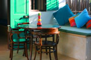 mesa con 4 sillas y sofá en Palagama Beach Resort en Kalpitiya