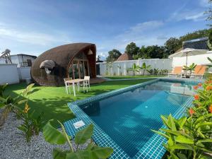 una imagen de una villa con piscina en Found Mansion en Pantai Cenang