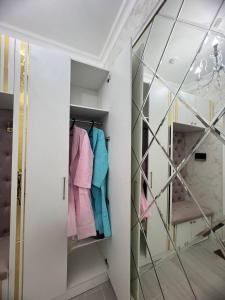 - un dressing avec un mur en verre dans l'établissement Красивая квартира в центре городе Шымкент. ЖК Аль-Фараби, à Chimkent