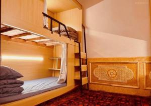 喀什Good Morning International Chain Hostel Of Kashgar City的有两张双层床的双层床房