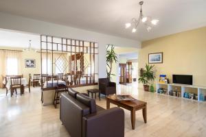 TV a/nebo společenská místnost v ubytování Vontzos Hotel