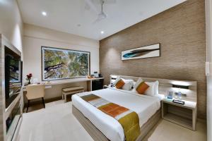 Ένα ή περισσότερα κρεβάτια σε δωμάτιο στο Click Hotel Pithampur