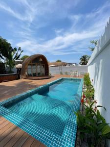 una piscina en medio de una casa en Found Mansion, en Pantai Cenang