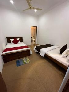 sypialnia z 2 łóżkami i wentylatorem sufitowym w obiekcie Tailors Cottage w mieście Hatton