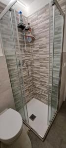 y baño con ducha y aseo. en La Thuile bilocale frazione Entrèves Condominio Ametista 30, en La Thuile 15 fotos más