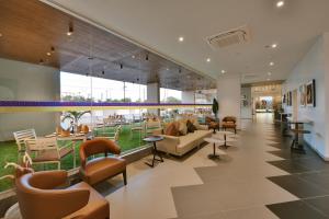 Χώρος καθιστικού στο Click Hotel Pithampur