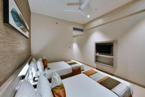 Ένα ή περισσότερα κρεβάτια σε δωμάτιο στο Click Hotel Pithampur