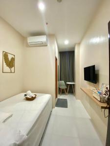 TV a/nebo společenská místnost v ubytování Torres Traveller's Inn