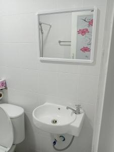 A bathroom at บ้านฮิมฝั่งแกน BanHimFangKhaen