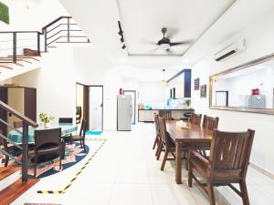 Posezení v ubytování Ocean 25 Shamrock Beach Big Group 6 Bedroom 5 Bathroom with Pool